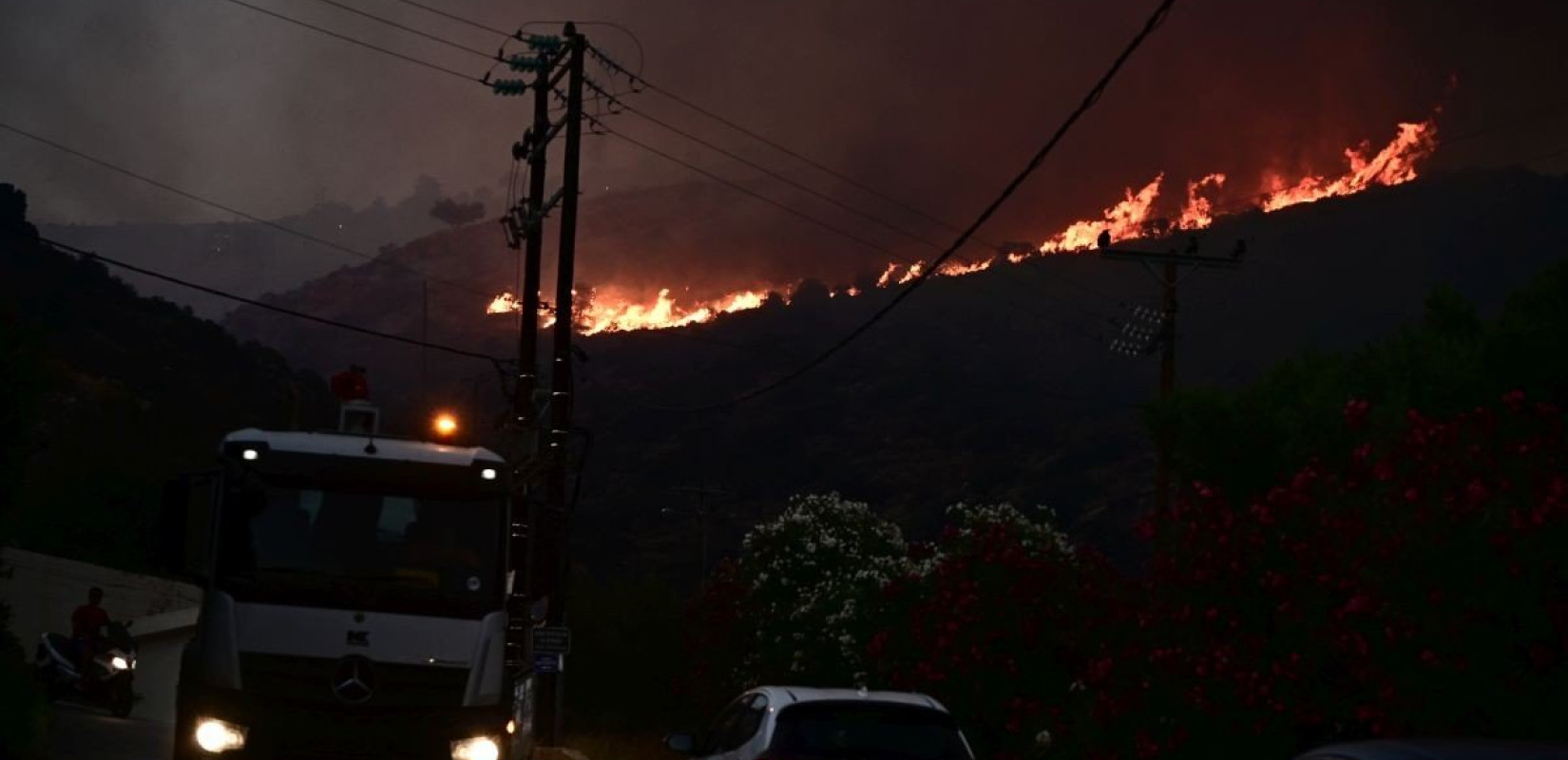 Νύχτα «κόλαση» σε Σαρωνίδα, Καλύβια και Ανάβυσσο - Από σπίτι σε σπίτι η μάχη με τις φλόγες (βίντεο)