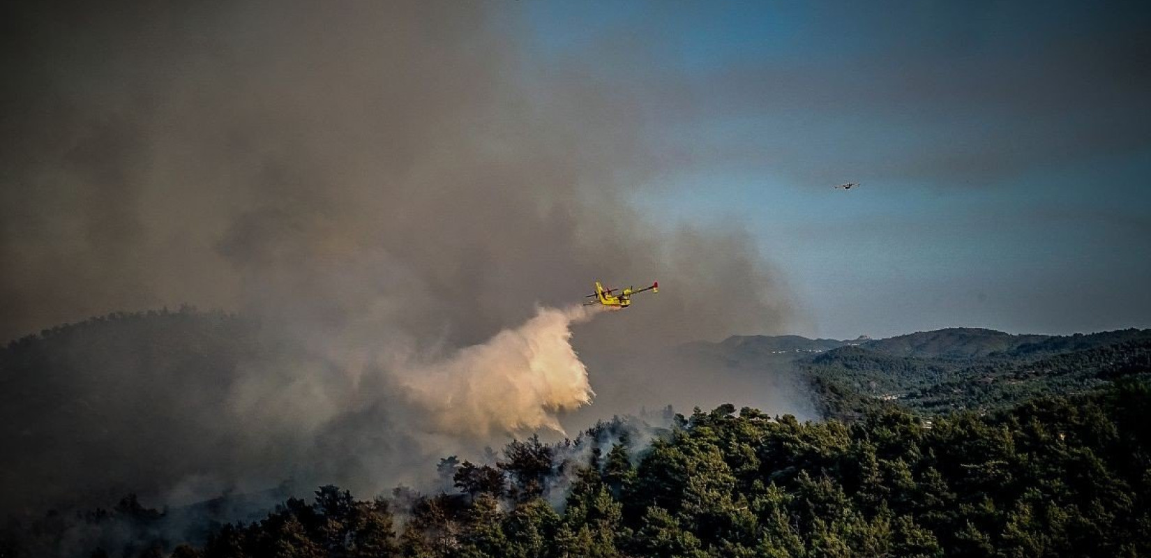 Συνεχείς οι αναζωπυρώσεις σε Δυτική Αττική, Λακωνία και Ρόδο - Έφτασαν οι ευρωπαϊκές ενισχύσεις (βίντεο)