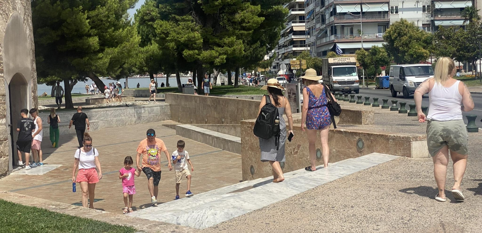 Ανάσες δροσιάς αναζητούν οι Θεσσαλονικείς μέσα στην πόλη αλλά και σε κοντινές παραλίες στη Χαλκιδική