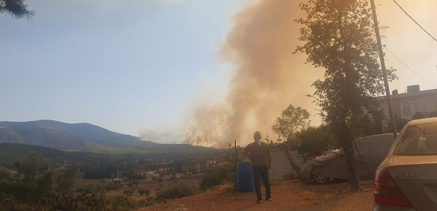 Πυρκαγιά Μάνδρα: «Είμαστε αβοήθητοι» - Κάτοικοι στο Μελετάκι ζητούν ενίσχυση των εναέριων μέσων (βίντεο)