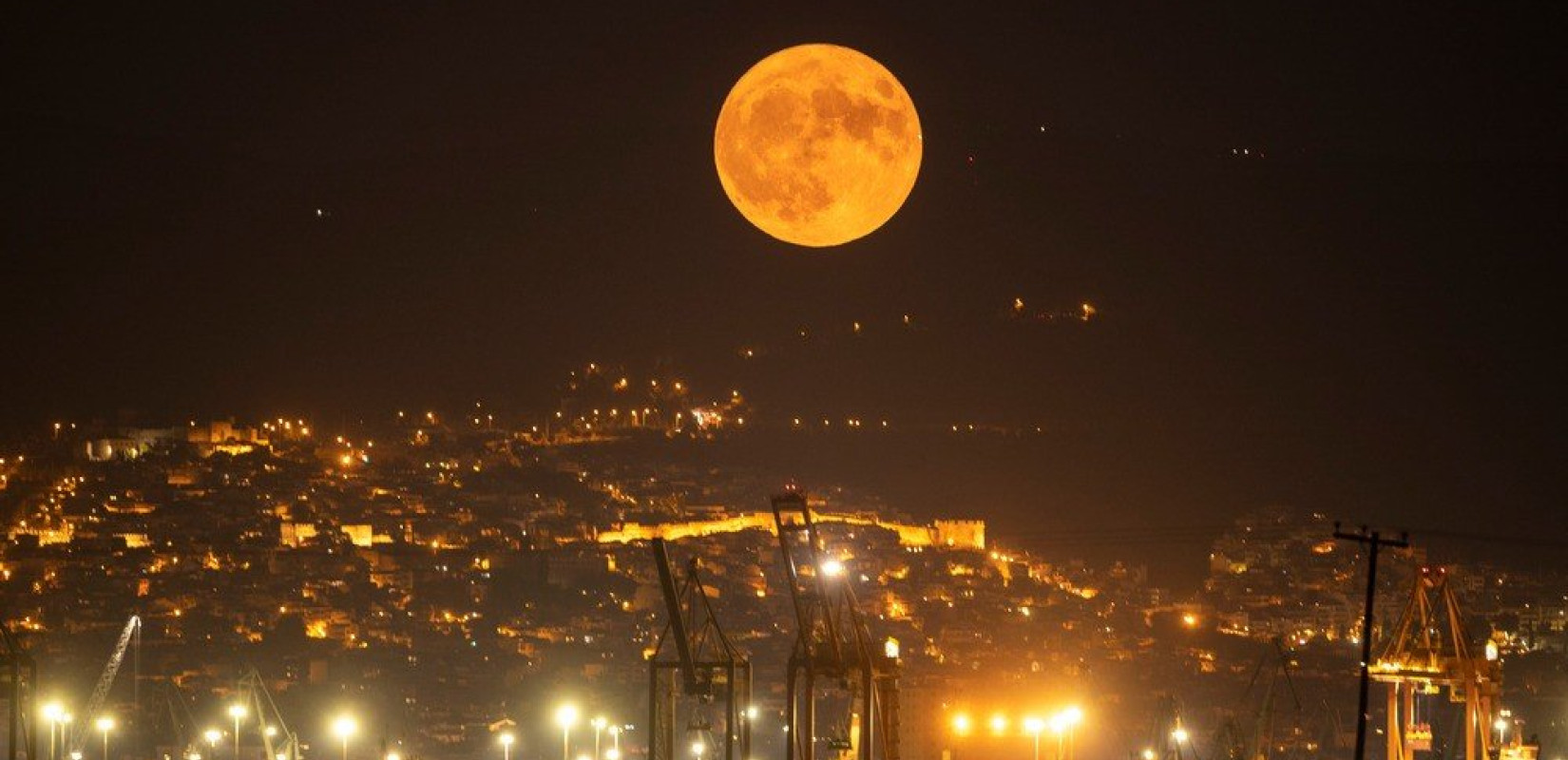 Θεσσαλονίκη: Μαγική η «υπερπανσέληνος» - Εντυπωσιακές εικόνες