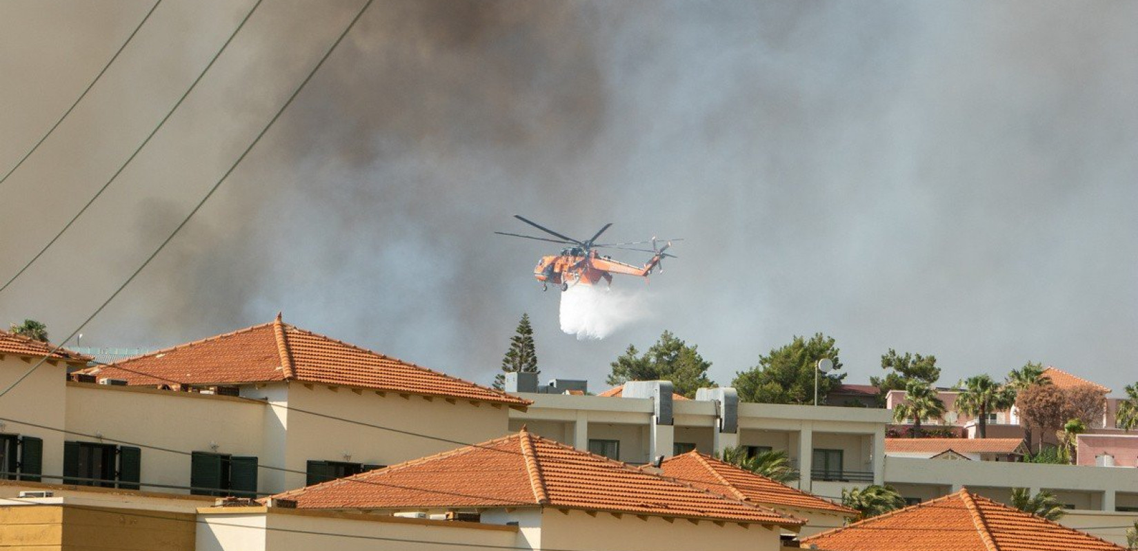 Ανεξέλεγκτη η πύρινη λαίλαπα στη Ρόδο - Σε κατάσταση έκτακτης ανάγκης το νησί (βίντεο & φωτ.)