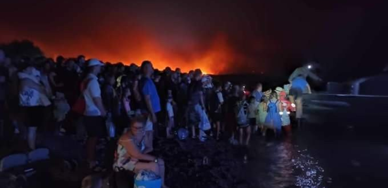 Εκκενώσεις, πυροστρόβιλος και διασώσεις στην πύρινη κόλαση της Ρόδου - Δείτε βίντεο και εικόνες