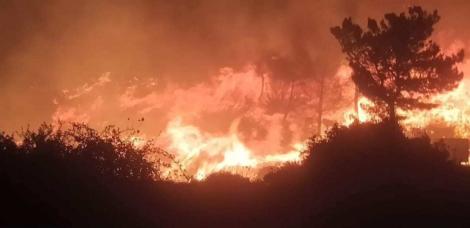 Τυλιγμένη στις φλόγες οι Ρόδος - Νέα φωτογραφία του νησιού από δορυφόρο