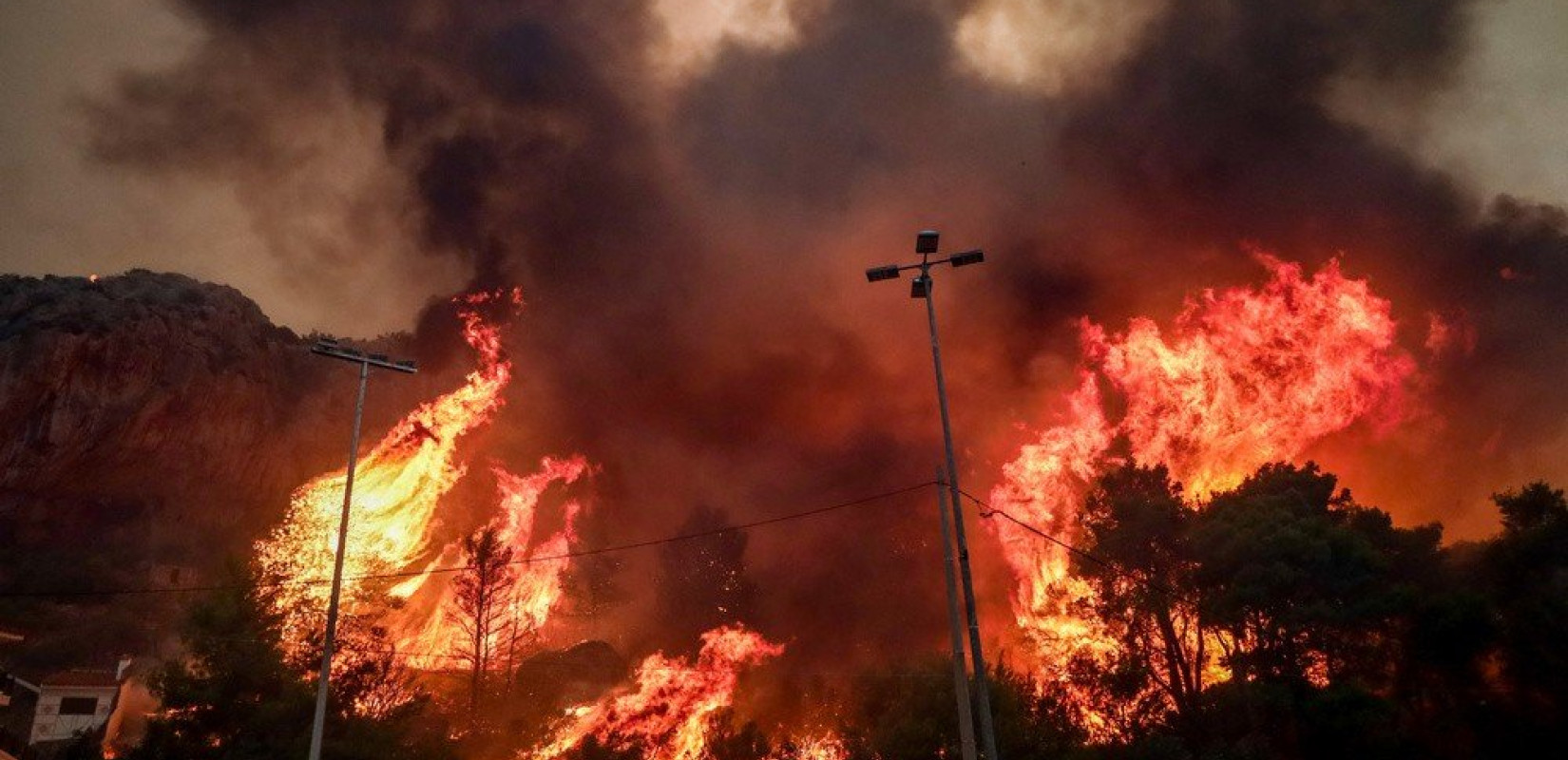 Πυρκαγιές: Στις παρυφές της Πάρνηθας η φωτιά - Κάηκαν σπίτια στη Χασιά