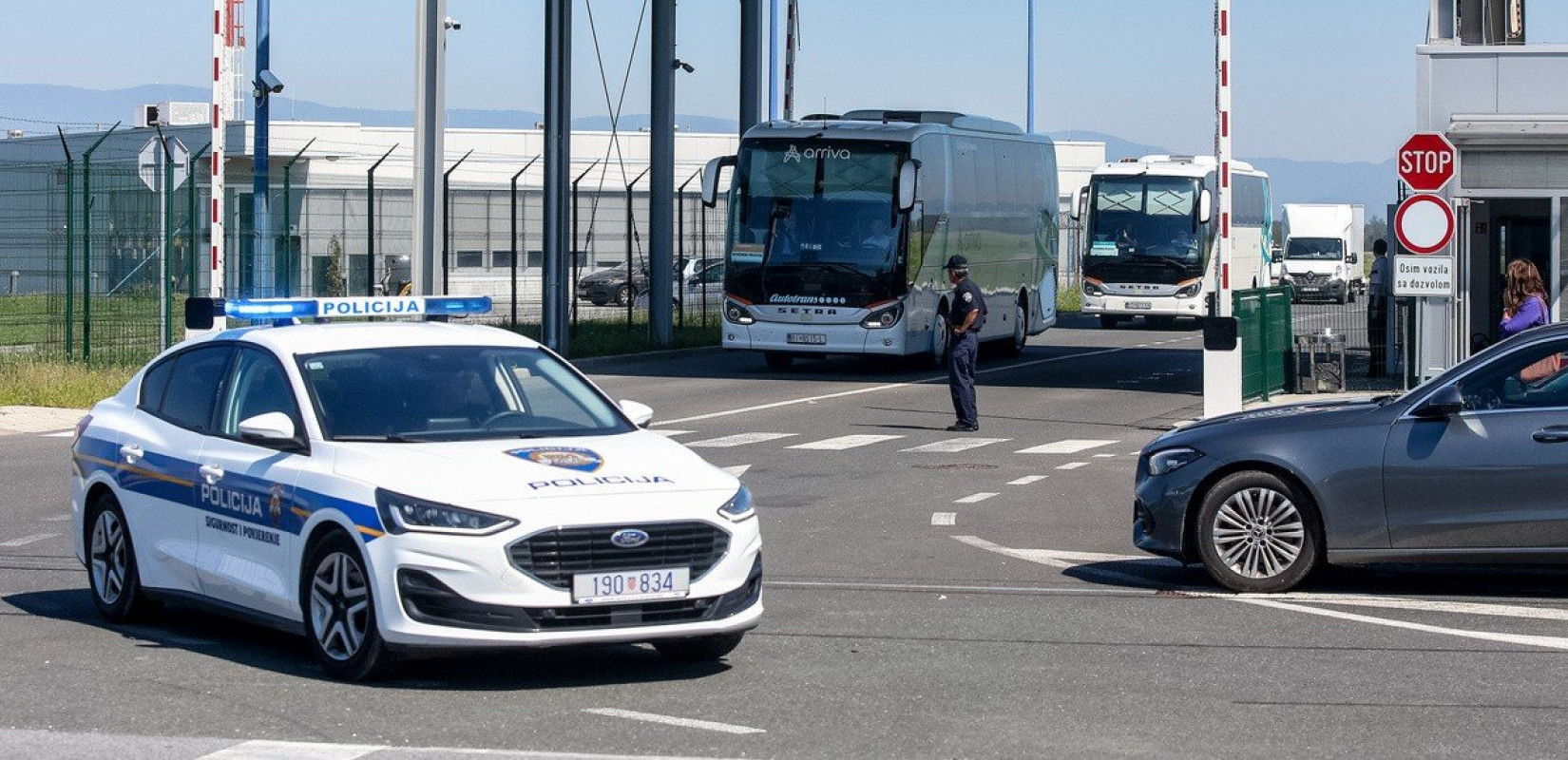 Υπό δρακόντεια μέτρα ασφαλείας έφτασε στο Ζάγκρεμπ η ΑΕΚ - Φωτογραφίες από την άφιξη