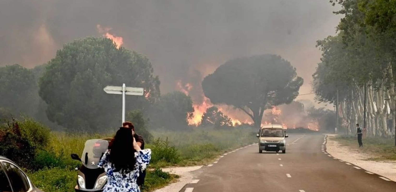 Πύρινη κόλαση στη νότια Γαλλία: Απομακρύνθηκαν περισσότεροι από 3.000 παραθεριστές και κάτοικοι (βίντεο)