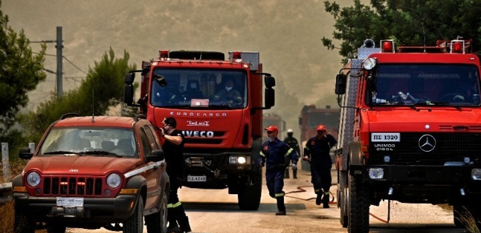 Μάχη με τις αναζωπυρώσεις σε Πάρνηθα και ΈΒρο 