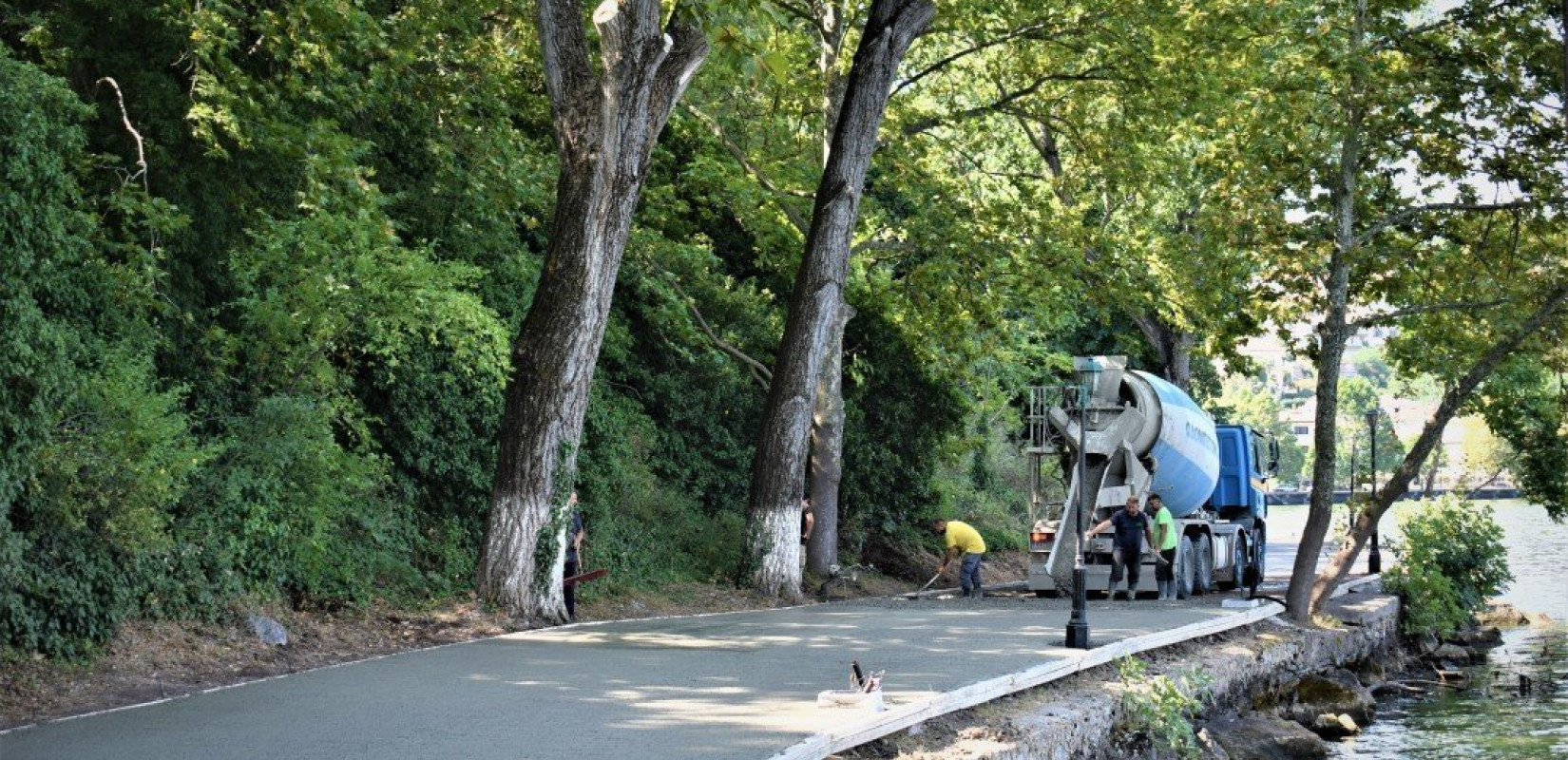 Ανανεώνεται ο δρόμος γύρω από τη λίμνη Καστοριάς (φωτ.)