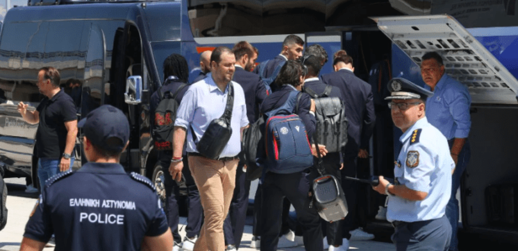 Υπό δρακόντεια μέτρα ασφαλείας αφίχθη στη Θεσσαλονίκη η αποστολή της Χάιντουκ για το ματς με τον ΠΑΟΚ (φωτ.)