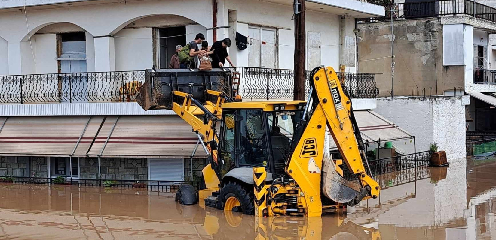 Λάρισα: Με φορτωτή ο απεγκλωβισμός πολιτών από σπίτι στη συνοικία του Αγίου Θωμά (βίντεο, φωτ.)