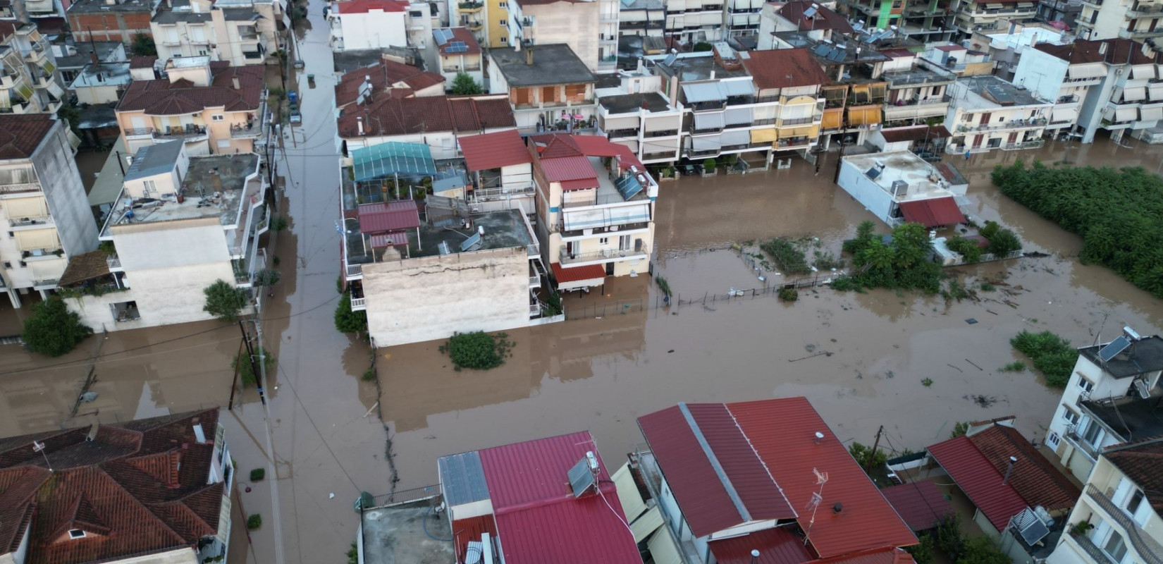 Λάρισα: Φούσκωσε ο Πηνειός, εκκενώθηκαν τρία χωριά, πλημμύρισαν δρόμοι και σπίτια (βίντεο)