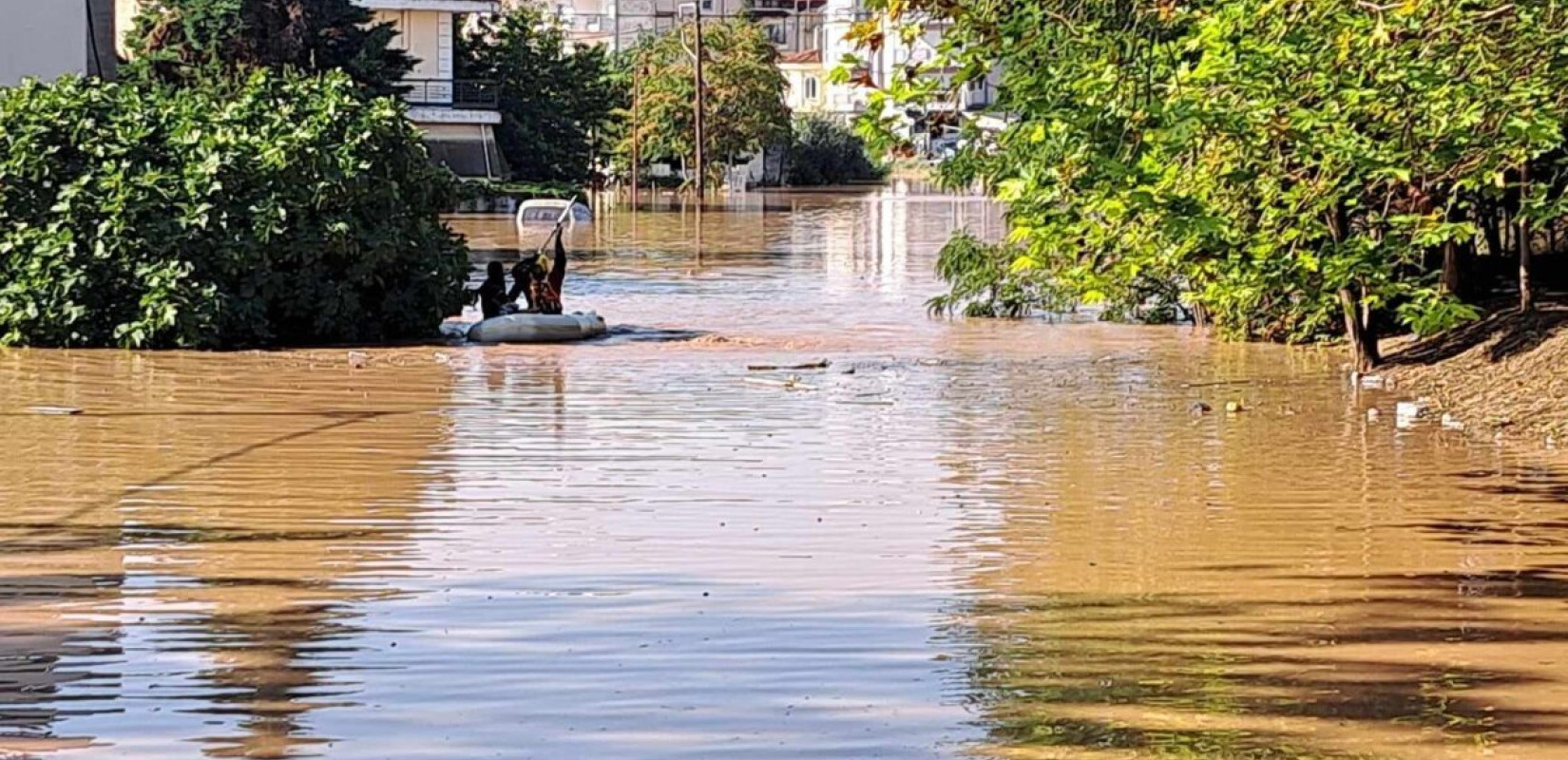 Λάρισα: Μάχη με τα νερά και τις λάσπες δίνουν ακόμα οι κάτοικοι