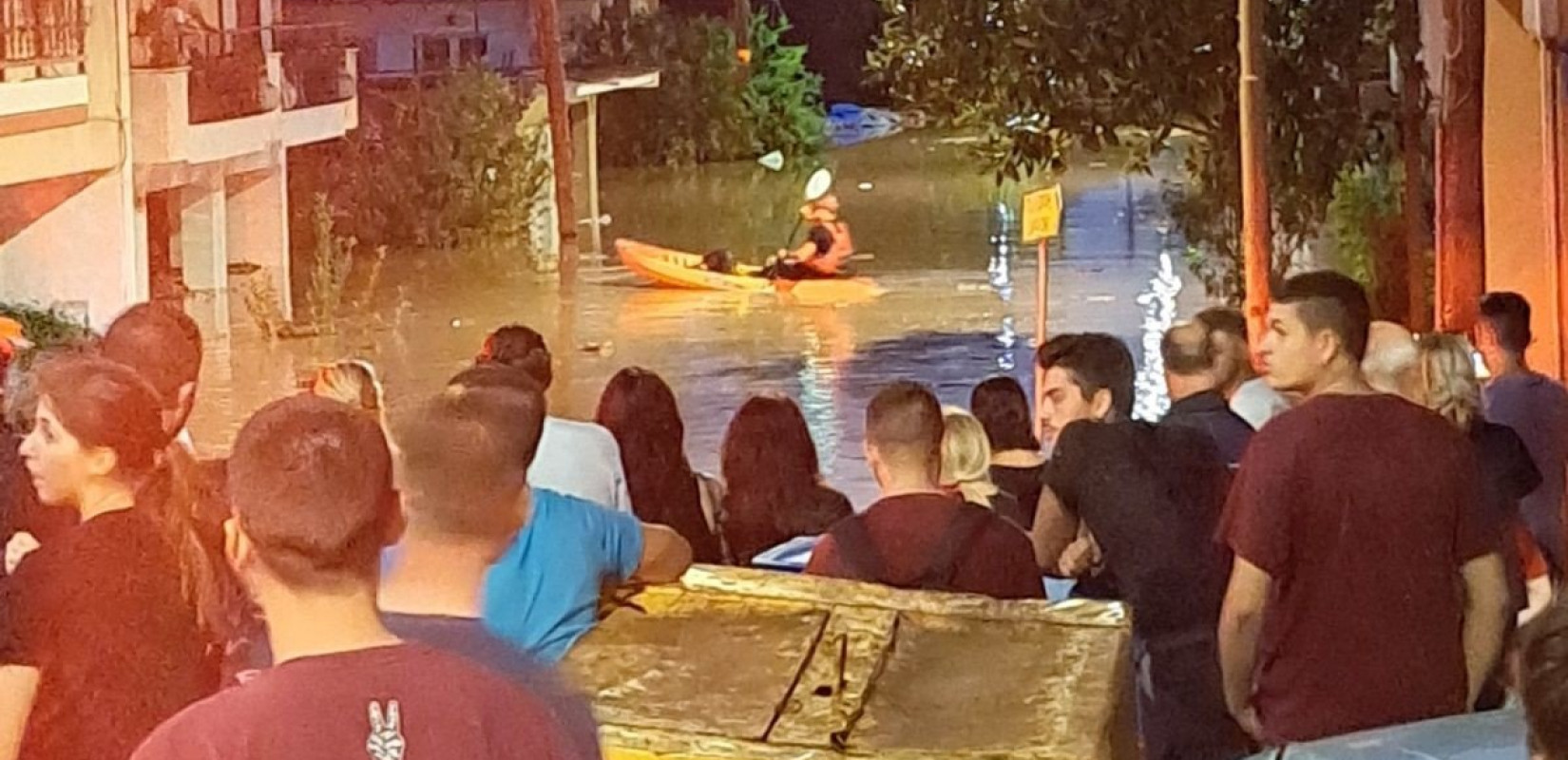 Bίντεο και φωτογραφίες: Συνεχίστηκαν και τη νύχτα οι επιχειρήσεις απεγκλωβισμού με βάρκες στη Λάρισα