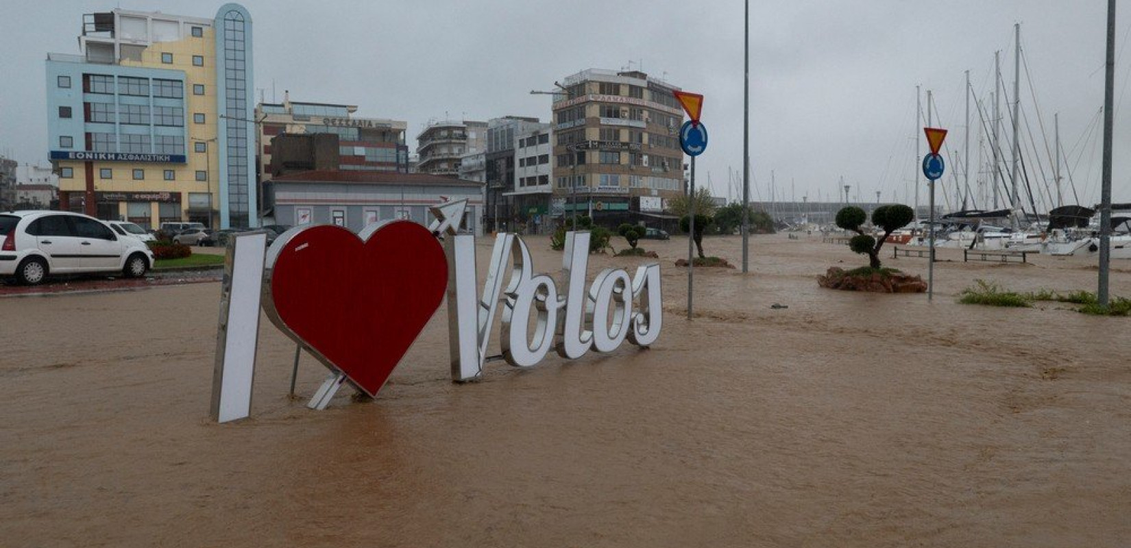 Πάνω από 200.000 άνθρωποι χωρίς νερό και ρεύμα στο Βόλο