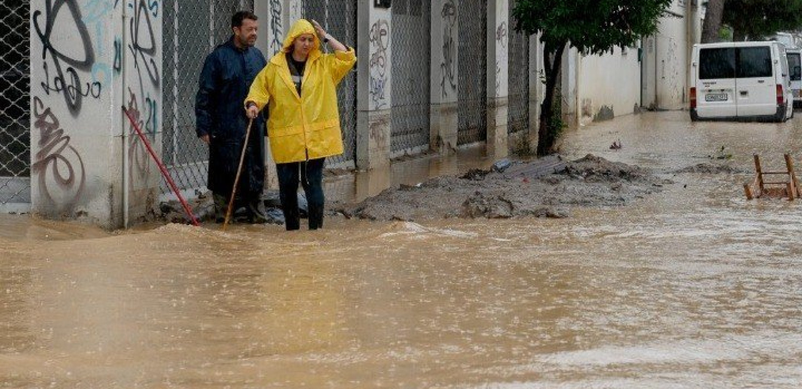 Υπουργείο Υγείας: Θα διανεμηθούν γαλότσες και προστατευτικές στολές για τα λιμνάζοντα νερά στη Θεσσαλία