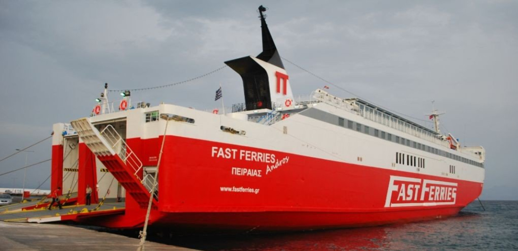 Με ρυμουλκό οδηγήθηκε στη Ραφήνα το Fast Ferries Andros