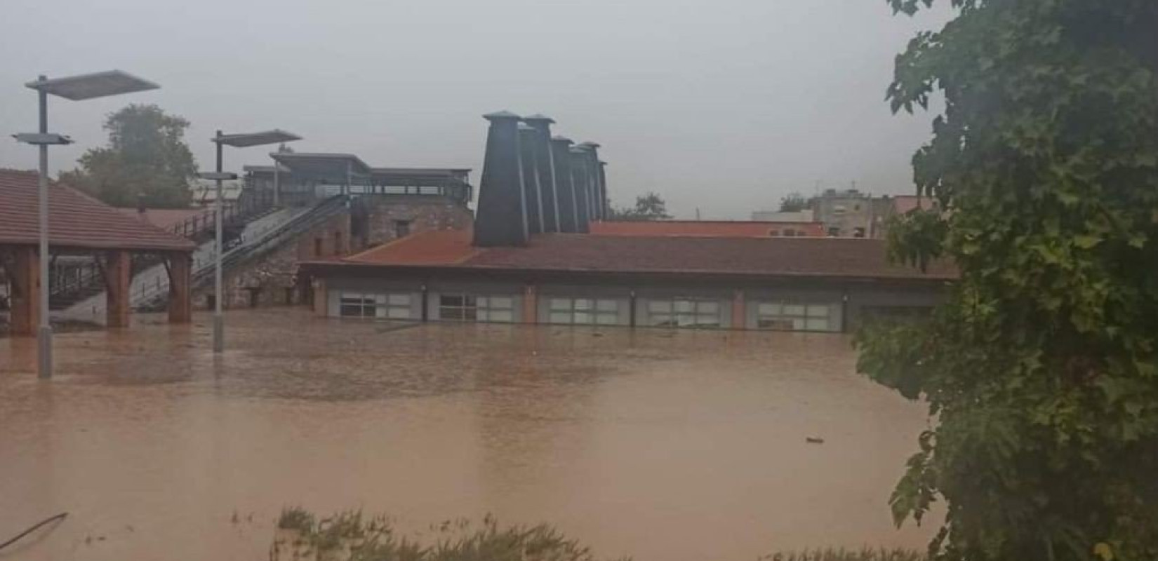 Εικόνα που προκαλεί δέος στον Βόλο - Σκεπάστηκε με νερά ως τη στέγη το συγκρότημα Τσαλαπάτα