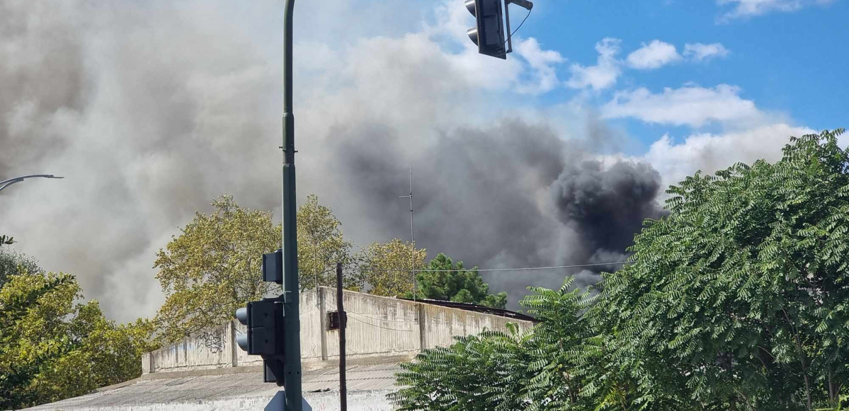 Πυρκαγιά σε εγκαταλελειμμένο εργοστάσιο στην Κομοτηνή - Μήνυμα του 112 (φωτ.)