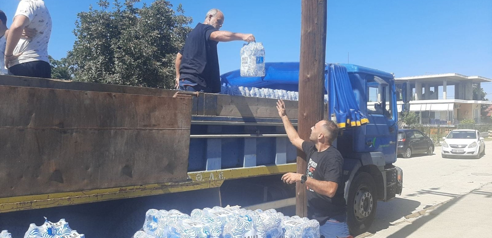 Θεσσαλία: Οι εργαζόμενοι της ΕΥΑΘ μοίρασαν πάνω από 6 τόνους νερό στους πλημμυροπαθείς (βίντεο, φωτ.)