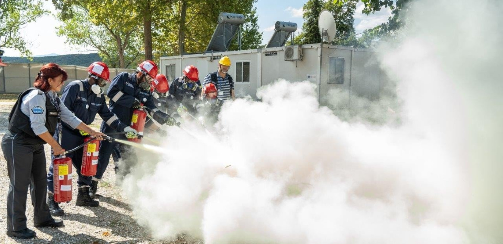 Θεσσαλονίκη: Εκπαίδευση προσφύγων στην αντιμετώπιση των πυρκαγιών, παρουσία της Σοφίας Βούλτεψη (φωτ.)