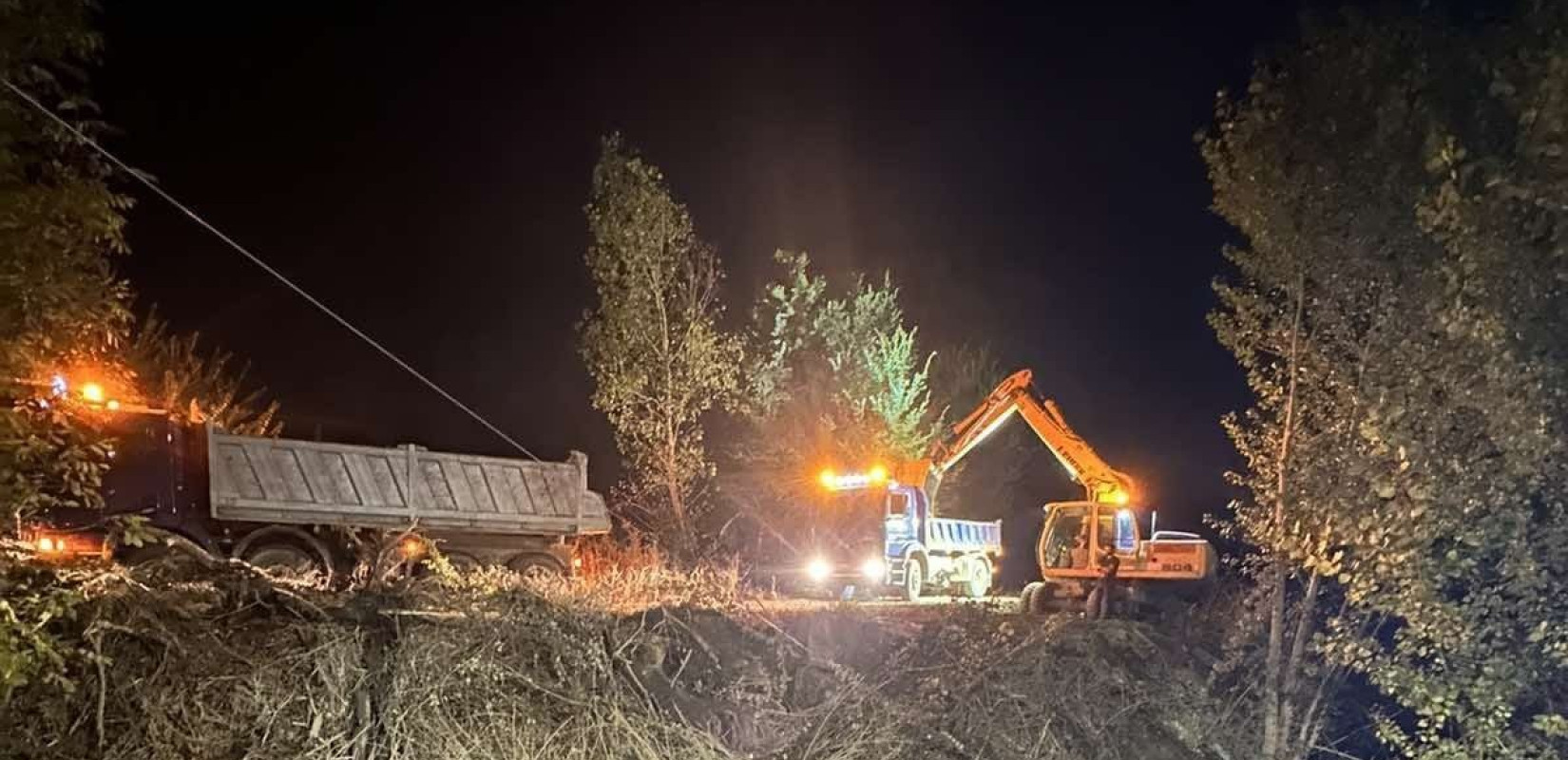 Σε ετοιμότητα οι αρχές στη Θεσσαλία ενόψει της κακοκαιρίας Elias: Νυχτερινές εργασίες καθαρισμού και αποκατάστασης (βίντεο, φωτ.)