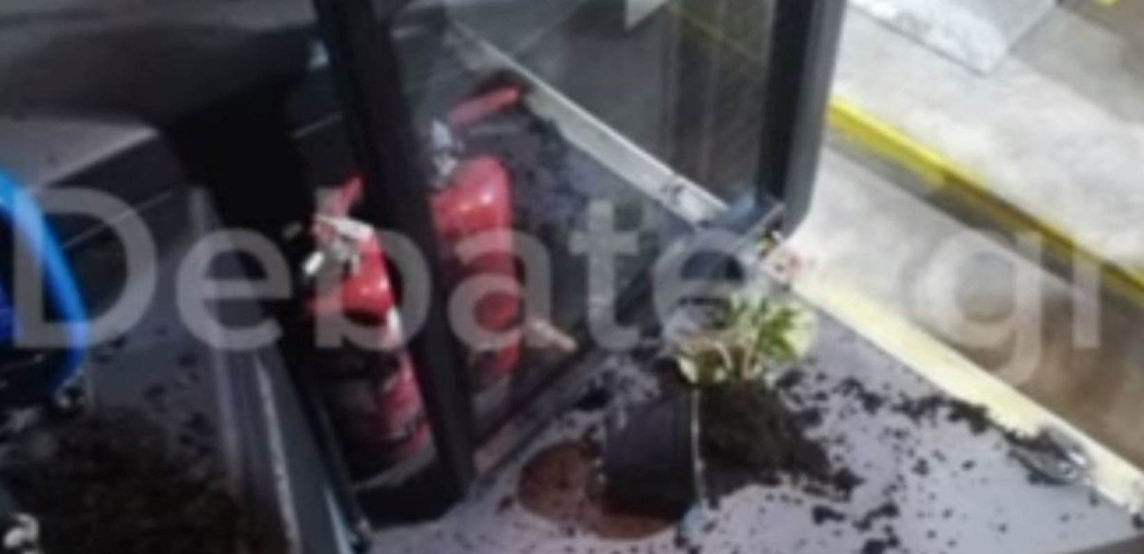 Απίστευτο περιστατικό στους Αγίους Αναργύρους: Άγνωστοι πέταξαν γλάστρα σε εν κινήσει λεωφορείο (βίντεο)