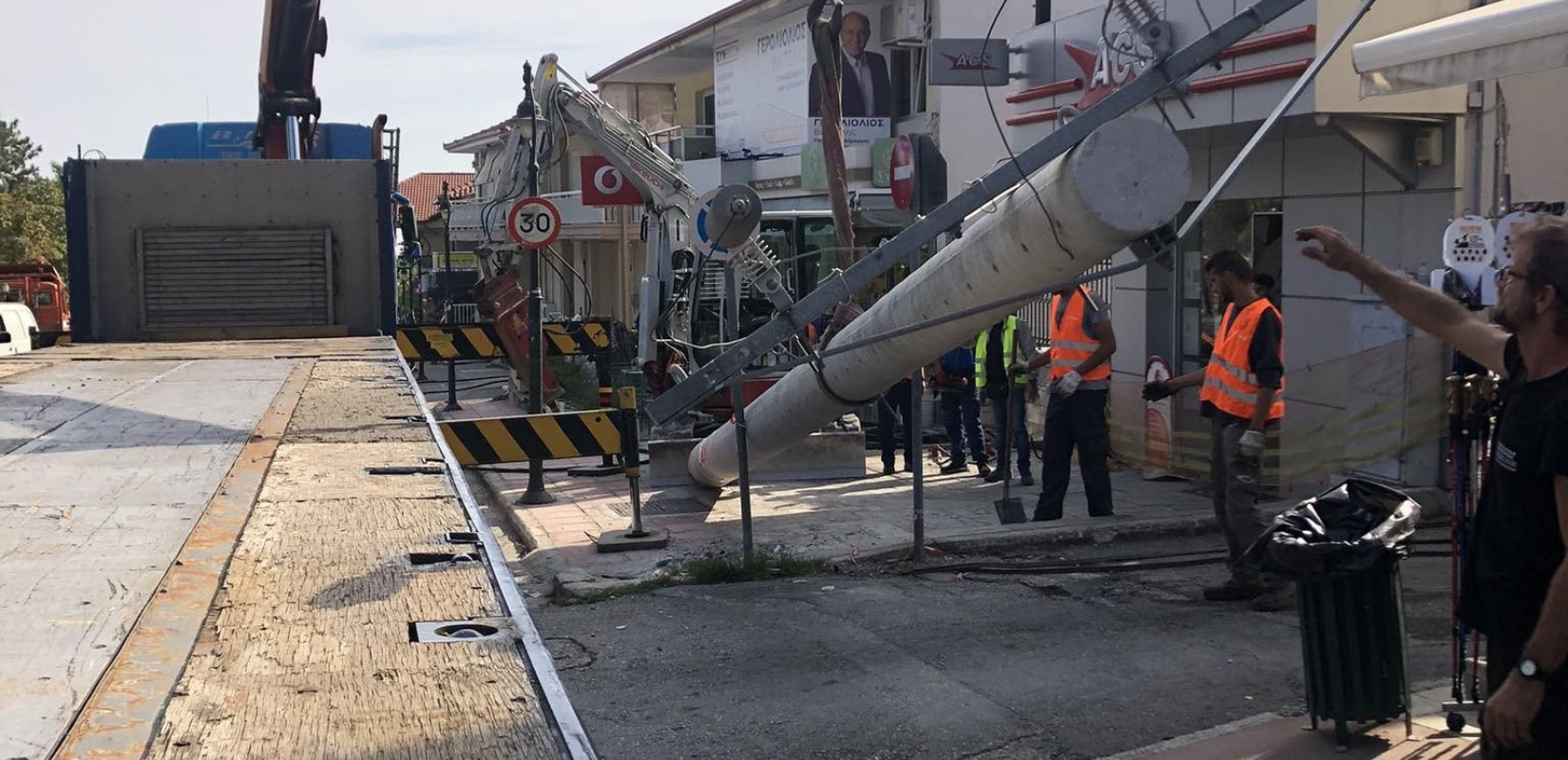 Λιτόχωρο: Απομακρύνονται οι στύλοι του ΔΕΔΔΗΕ από την κεντρική λεωφόρο Αγίου Νικολάου 