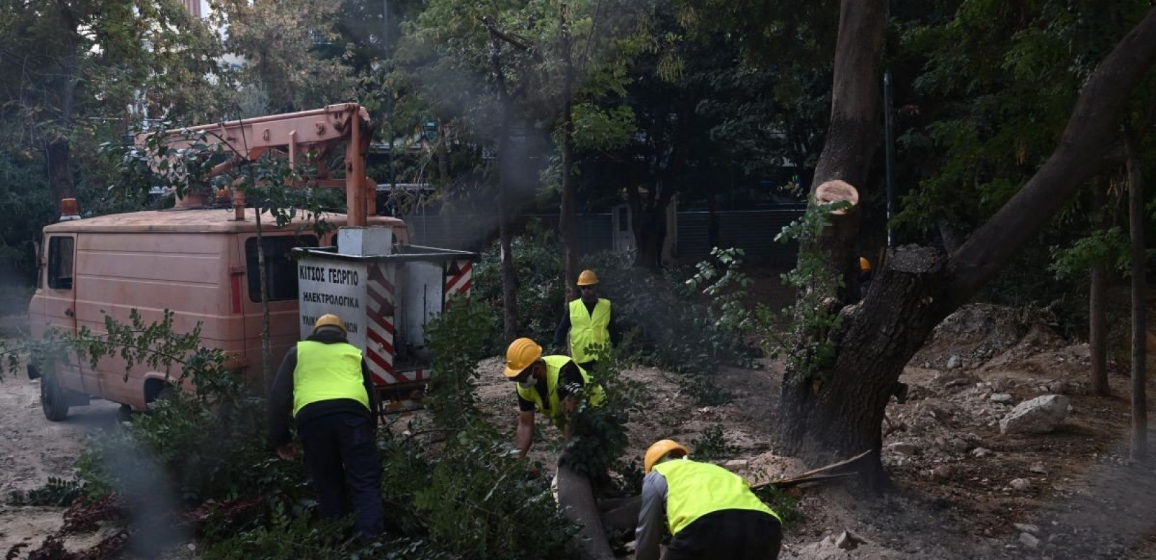 Νέα ένταση στα Εξάρχεια με πολίτες για την κοπή των δέντρων - Τέσσερις προσαγωγές (βίντεο)