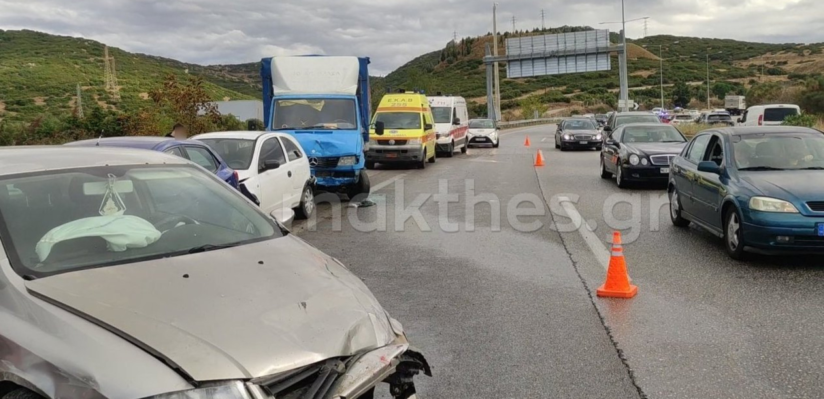 Θεσσαλονίκη: Σοβαρός τραυματισμός γυναίκας σε καραμπόλα με επτά οχήματα στην Περιφερειακή οδό - Κινδυνεύει με ακρωτηριασμό (φωτ.)