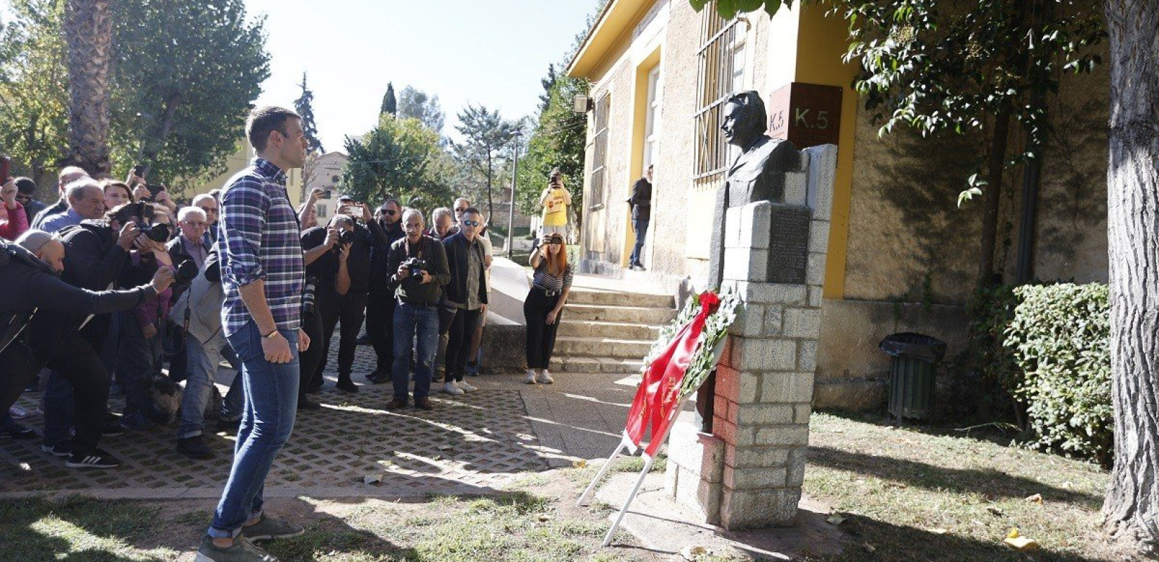 ΣΥΡΙΖΑ: Πρόεδρος και νεολαία για πρώτη φορά κατέθεσαν ξεχωριστά στεφάνια για το Πολυτεχνείο (βίντεο, φωτ.)