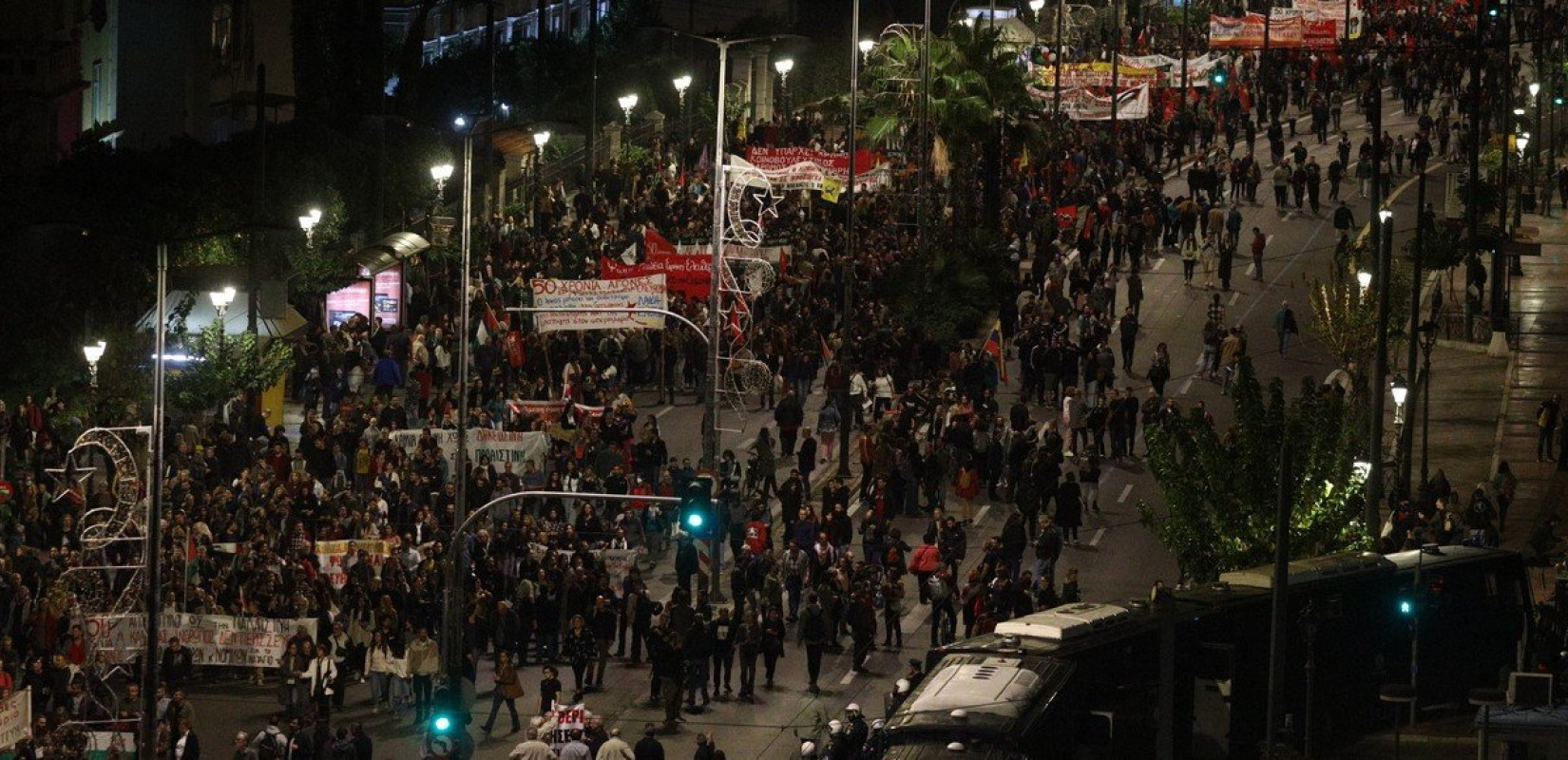 Πορεία για το Πολυτεχνείο: Μεγάλη η συμμετοχή στην Αθήνα (βίντεο)