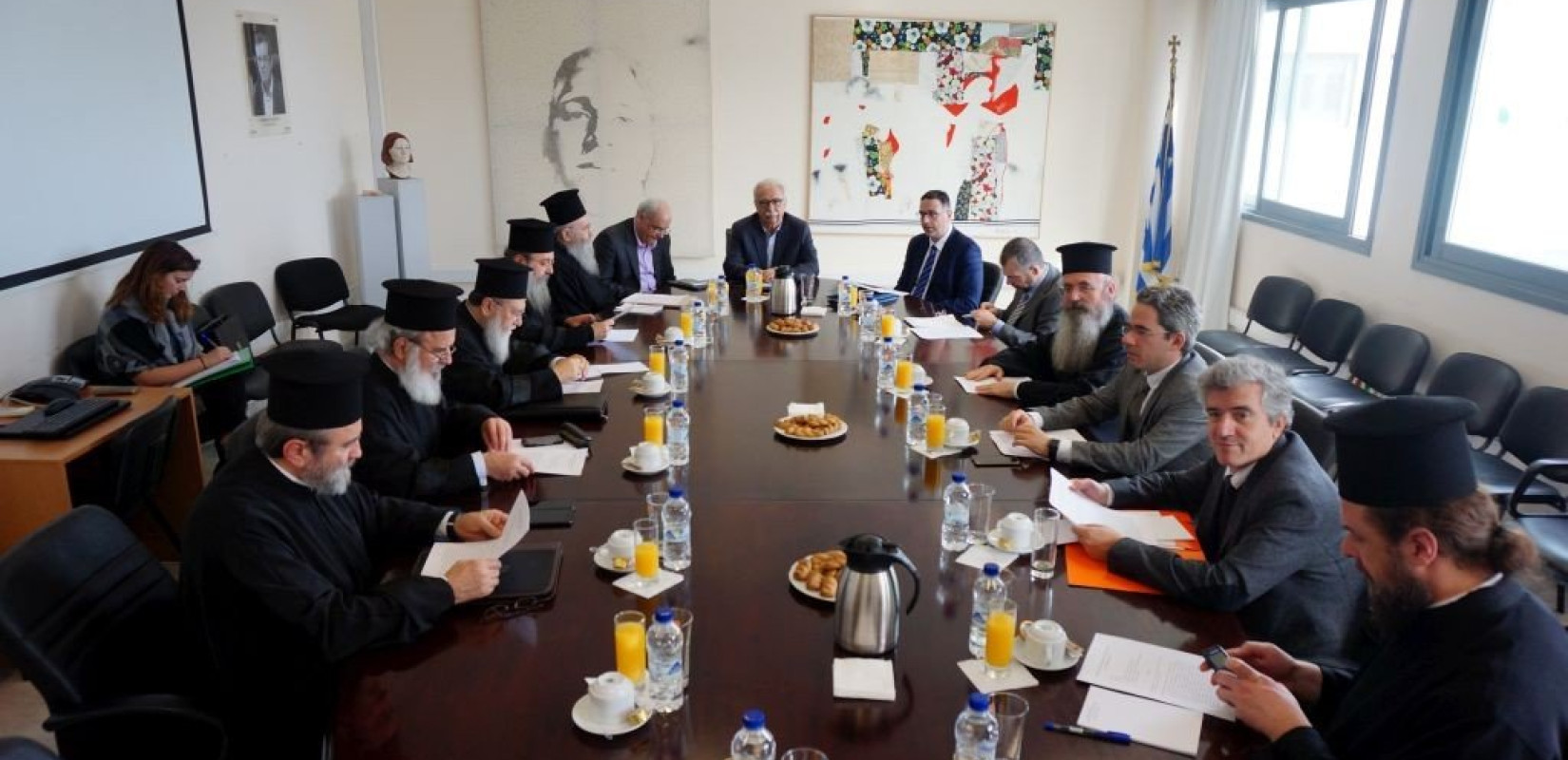 Παραμένουν μόνιμοι και μισθωτοί από το δημόσιο οι ιερείς 