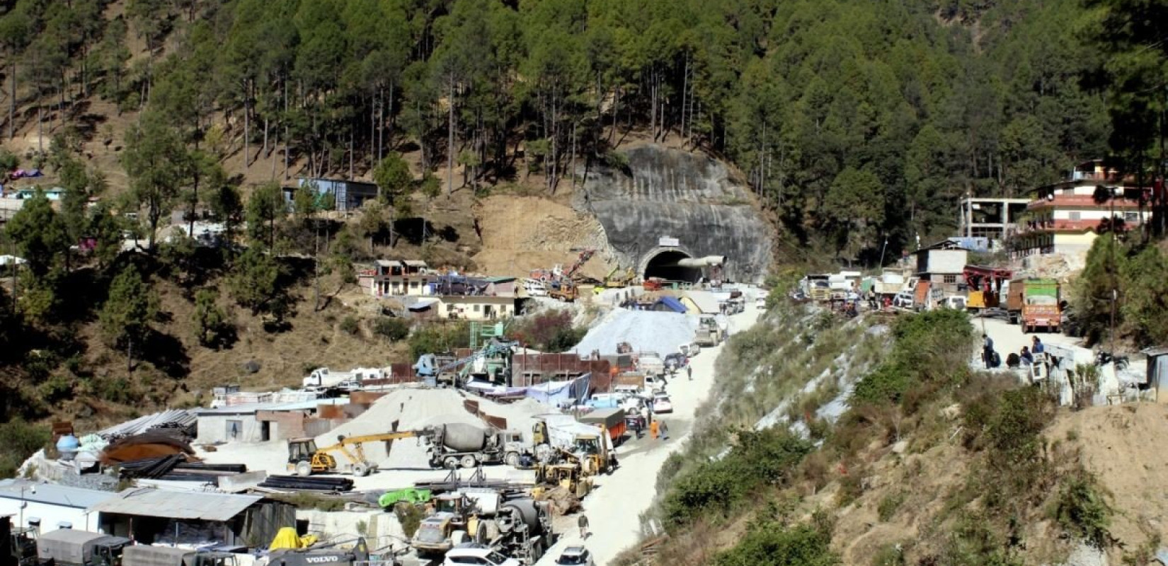 Πανηγυρισμοί και δάκρυα χαράς στην Ινδία: Διασώθηκαν οι 41 εγκλωβισμένοι εργάτες (βίντεο & φωτ.)