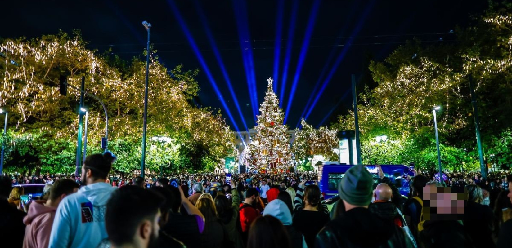 Άναψε το χριστουγεννιάτικο δέντρο στην πλατεία Συντάγματος - Στολίστηκε η Αθήνα (βίντεο & φωτ.)