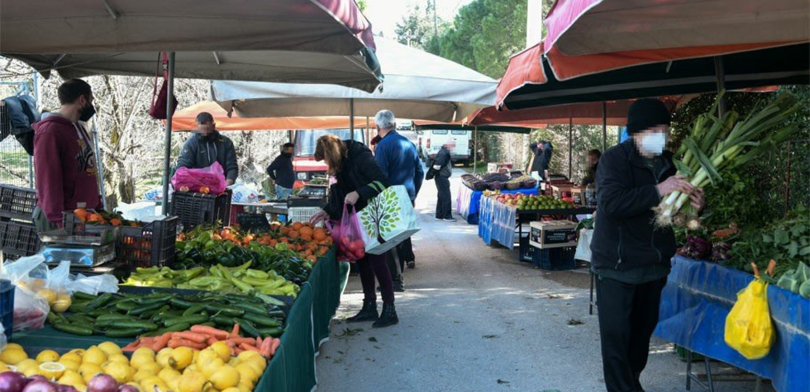 Γονατίζει και τις λαϊκές η ακρίβεια - Λαχανικά και φρούτα από «χρυσάφι» στους πάγκους των παραγωγών