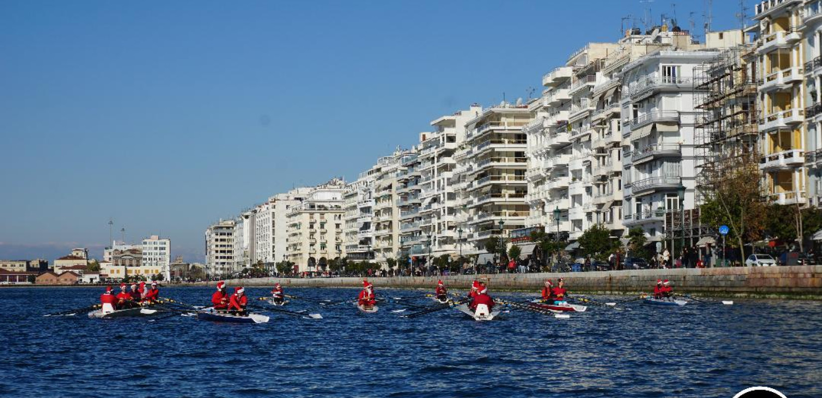 Θεσσαλονίκη: Ο Θερμαϊκός γέμισε Αγιοβασίληδες - Δείτε φωτογραφίες