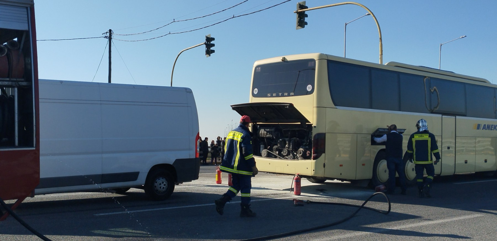 Συναγερμός για φωτιά σε λεωφορείο γεμάτο κόσμο στην παλαιά εθνική οδό Λάρισας - Θεσσαλονίκης (φωτ.)