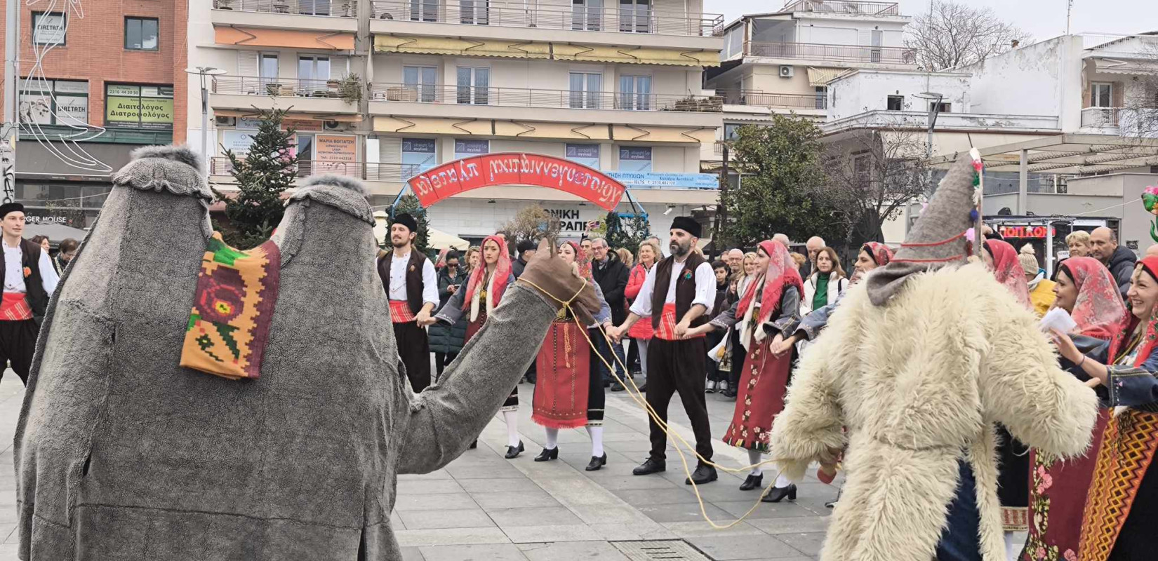 Καλαμαριά: Χοροί, τραγούδια και έθιμα στην Πλατεία Προσφυγικού Ελληνισμού (φωτ.)