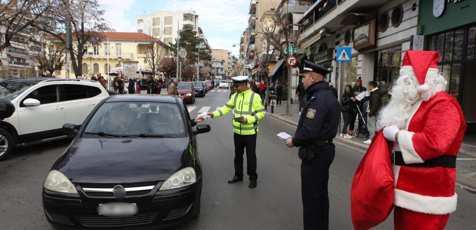 Κοζάνη: Ενημερωτικά φυλλάδια με συμβουλές οδικής ασφάλειας μοίρασαν αστυνομικοί