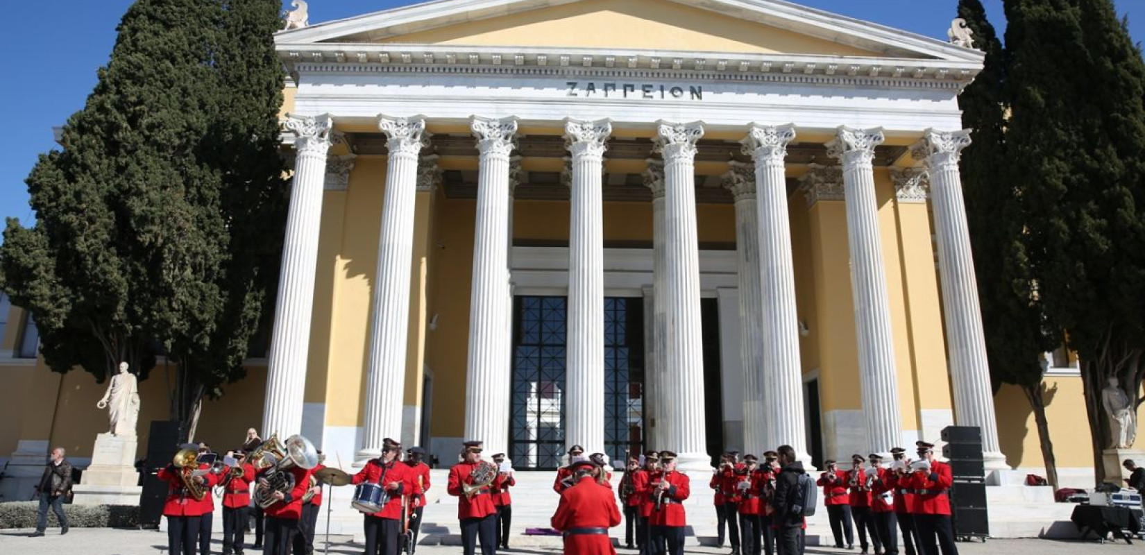 Φιλαρμονικές ορχήστρες: Οι μπάντες που «πετούν» τη χριστουγεννιάτικη χρυσόσκονη στον αέρα