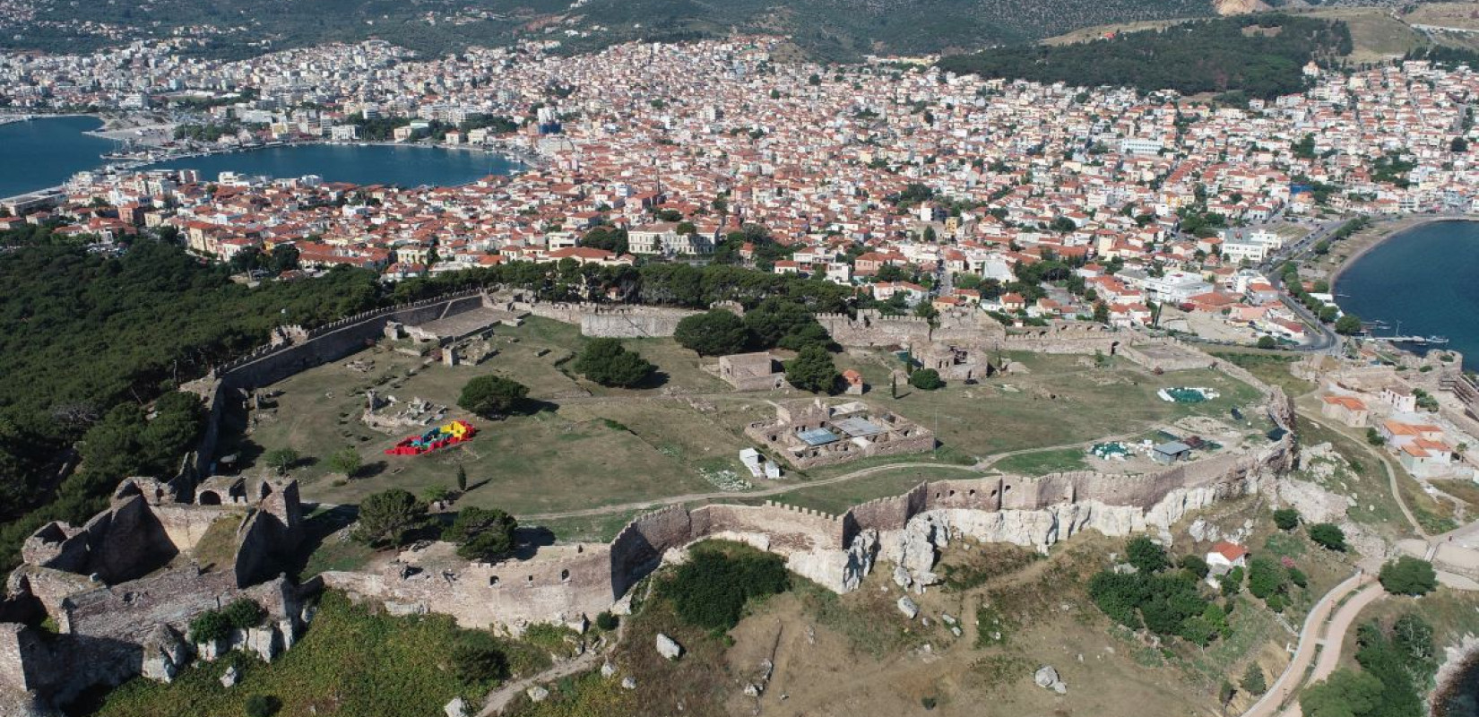 Εντυπωσιάζει ο ανανεωμένος περίβολος του άνω κάστρου στη Μυτιλήνη - Δείτε φωτογραφίες