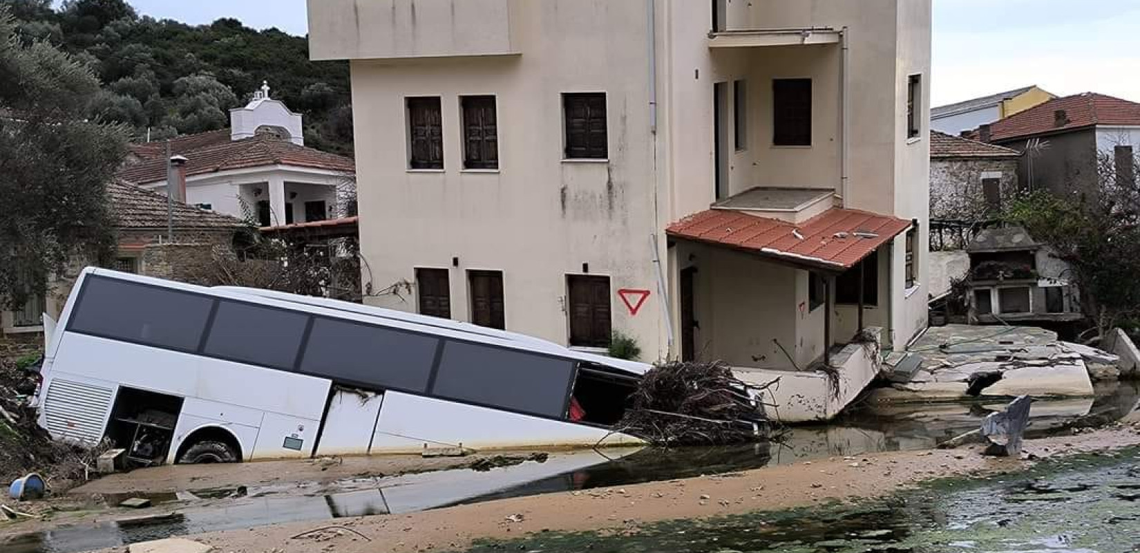 Πλημμύρες στη Θεσσαλία: Παραμένουν οι εικόνες καταστροφής στον Πλατανιά Πηλίου (φωτ.)