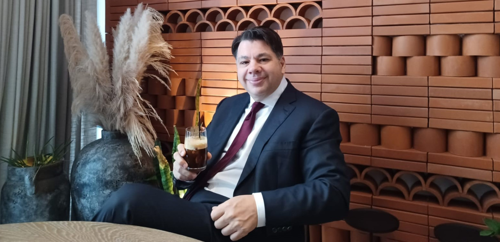 Πρωινός καφές με τον Αμερικανό πρέσβη Γιώργο Τσούνη (βίντεο)