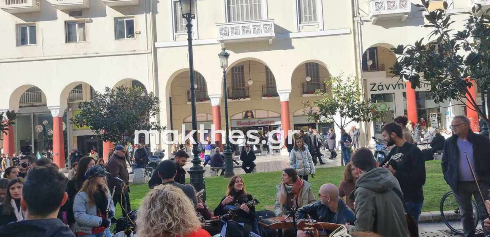 Θεσσαλονίκη: Πλημμύρισε από κόσμο και μουσικές το κέντρο - Ανοιχτή η αγορά σήμερα και αύριο (βίντεο & φωτ.)