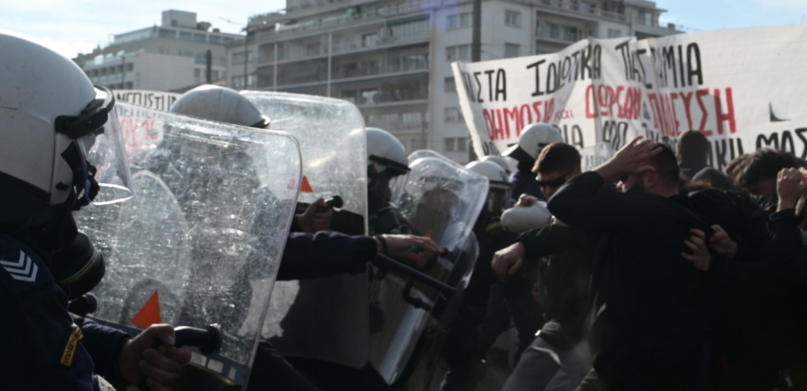 Επεισόδια με χημικά στο μαθητικό και φοιτητικό συλλαλητήριο στο Σύνταγμα (βίντεο, φωτ.)