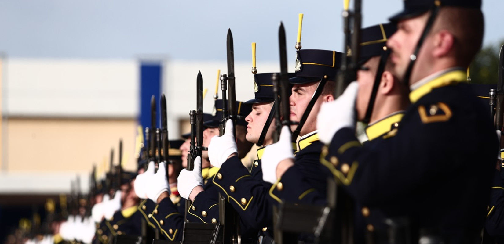 Στο ΦΕΚ η αύξηση των αποδοχών μαθητών των Σχολών των Ενόπλων Δυνάμεων και η αύξηση των «νυχτερινών» για τους ένστολους