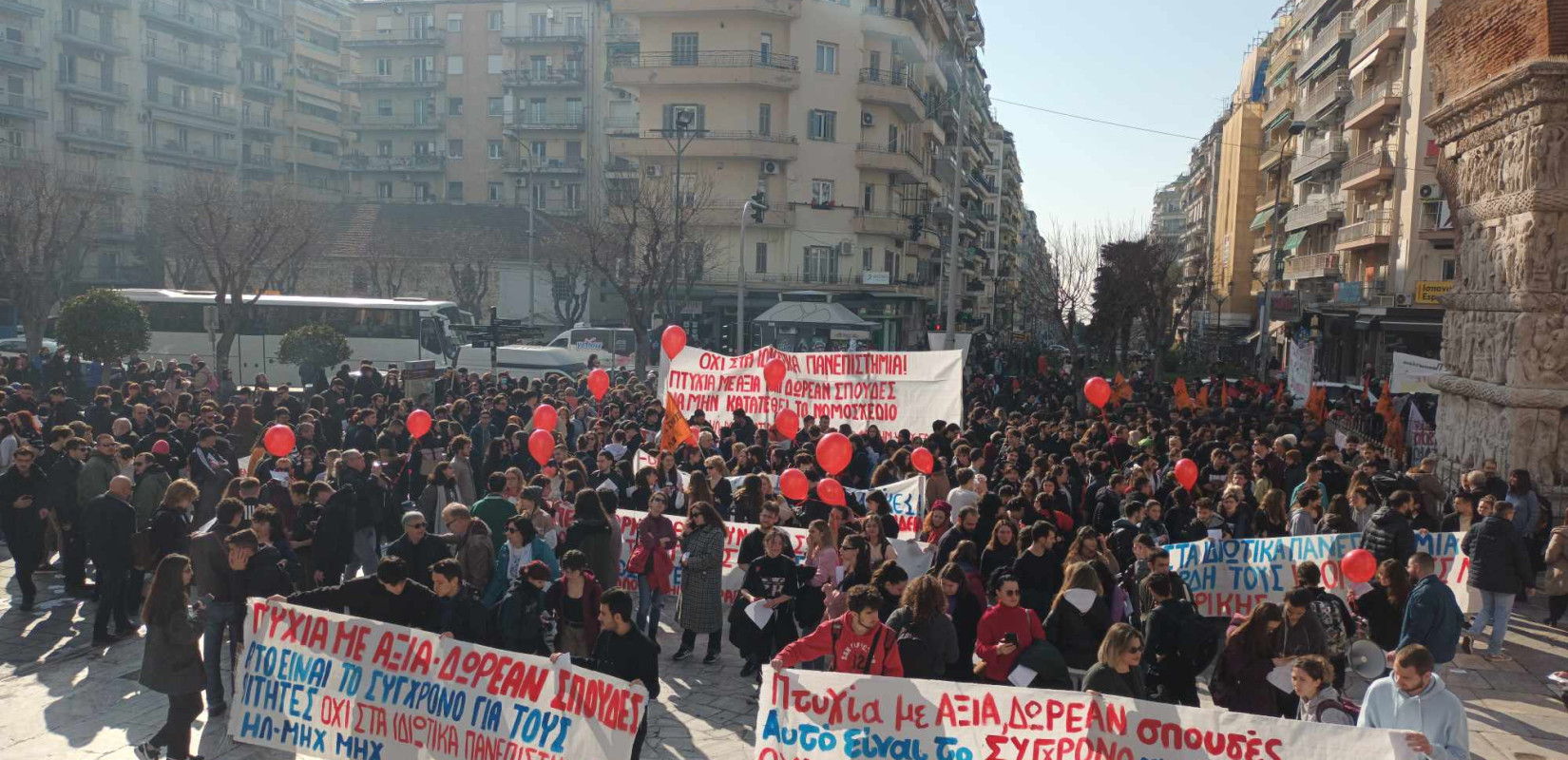 Θεσσαλονίκη: Μελισσοκόμοι και φοιτητές διαδηλώνουν στην πόλη