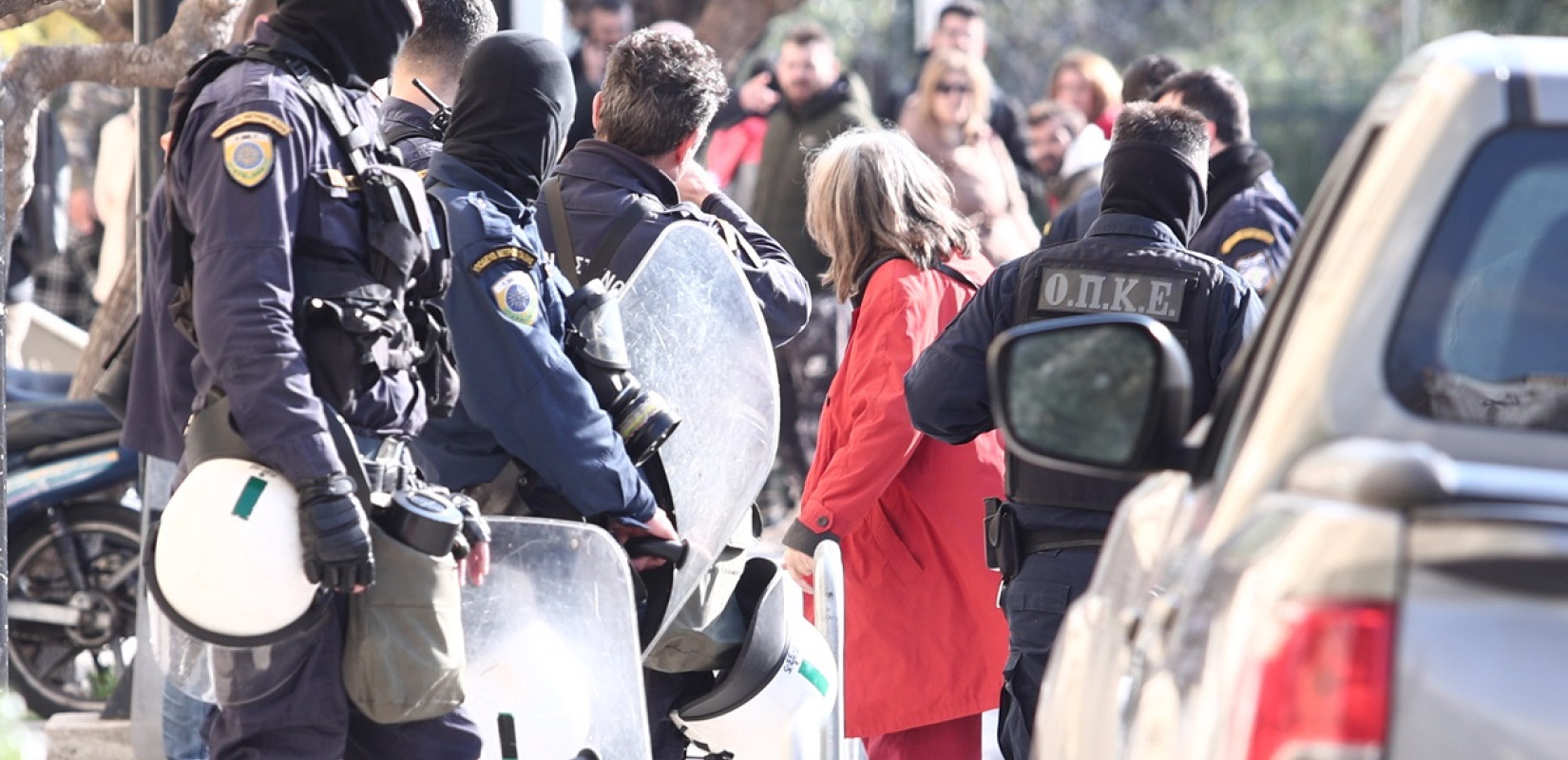 ΚΚΕ: Την ώρα που Κ. Μητσοτάκης παρίστανε τον εγγυητή των «δικαιωμάτων», τα ΜΑΤ συνελάμβαναν την Ι. Κολοβού και τον γιο της