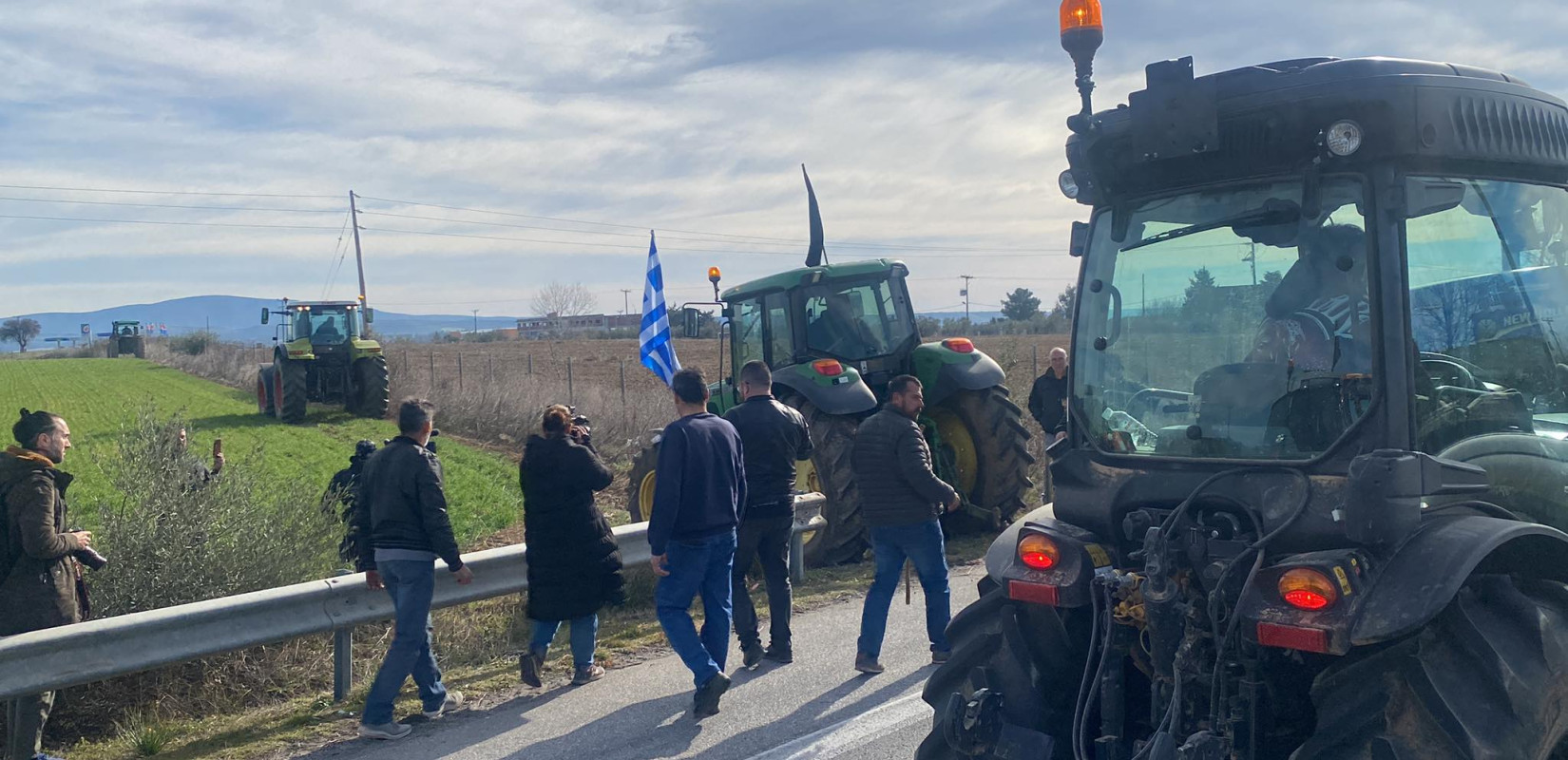 Με «αναμμένες» μηχανές οι αγρότες ενόψει της αυριανής συνάντησης με τον Πρωθυπουργό